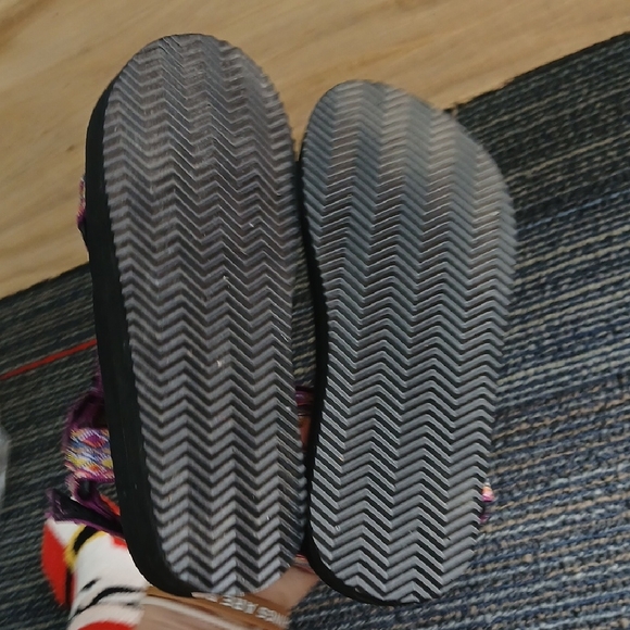 Vibrant Patterned Women's Sandals - Picture 4 of 6